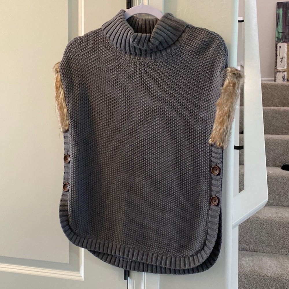 Girl’s Poncho. Size 10/12. EUC